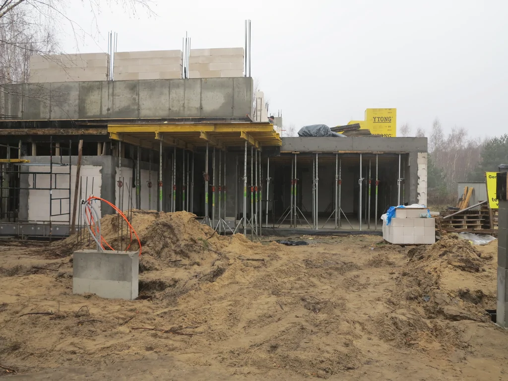 Budowa domu w stanie surowym, ściany z silikatów, staple podpierające strop 