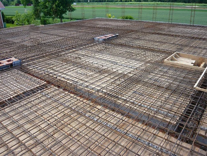 Budowa domu jednorodzinnego, stan surowy, zbrojenie stropu