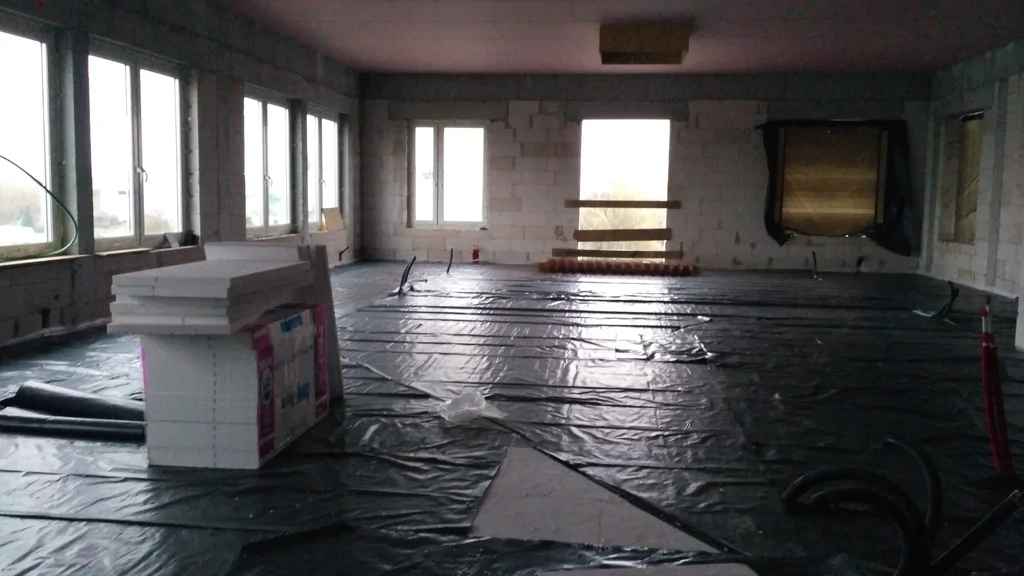 Widok na nadbudowę w stanie surowym 