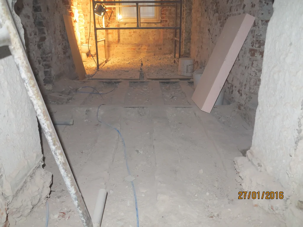 skute tynki i podłoża przygotowywane pod wylewkę 