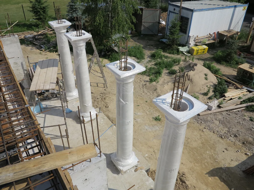 zbrojenie stropu nad parterem, kolumny żelbetowe w strefie wejścia