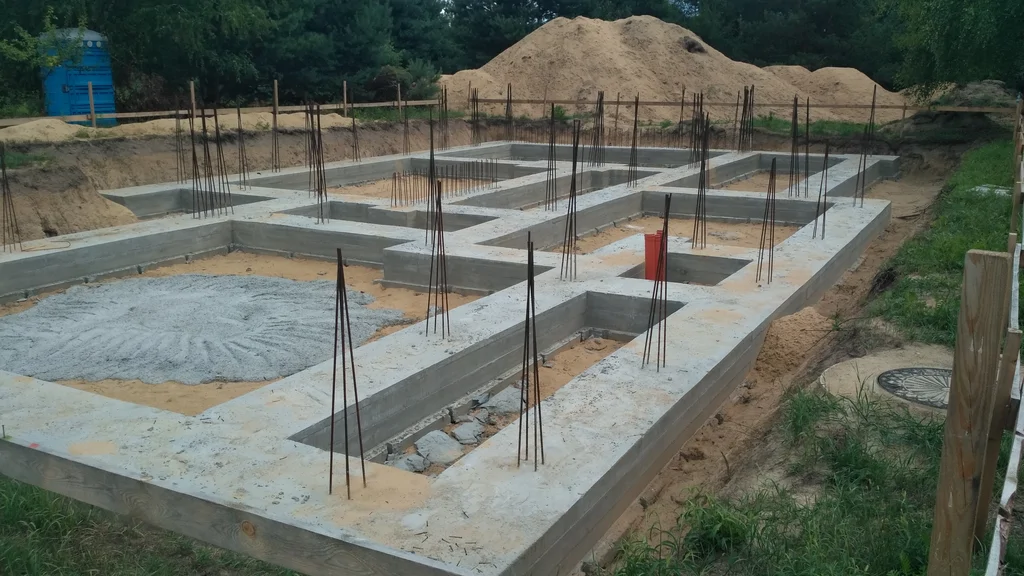 wylane ławy fundamentowe, wystawione startery do słupów 