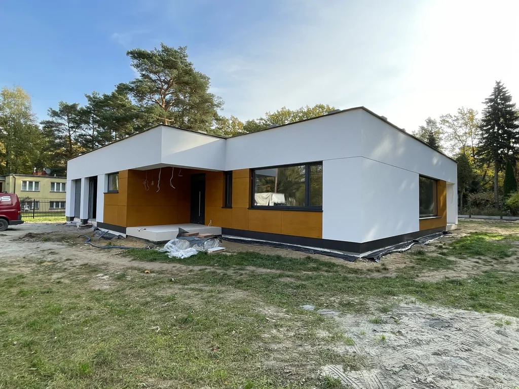 Szeroki widok nowoczesnego parterowego domu w stanie deweloperskim w Podkowie Leśnej
