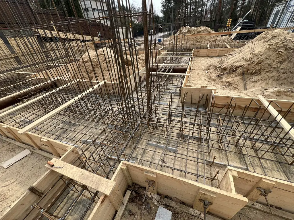 Detal zbrojenia stóp i ław fundamentowych z przygotowaniem pod słupy żelbetowe.