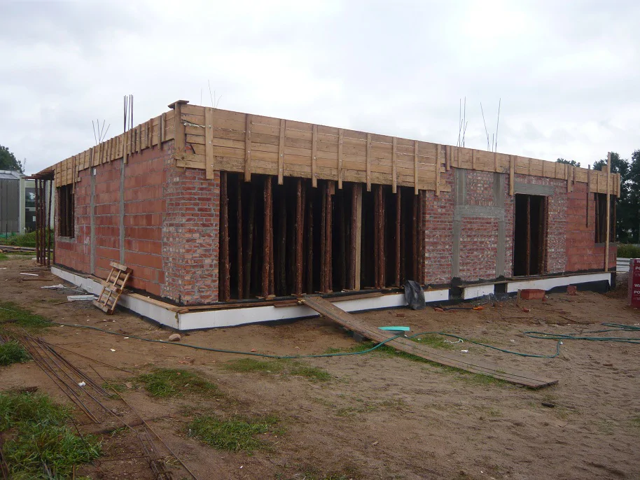 Ściany parteru z deskowaniem pod wieniec oraz podparcie pod strop nad parterem