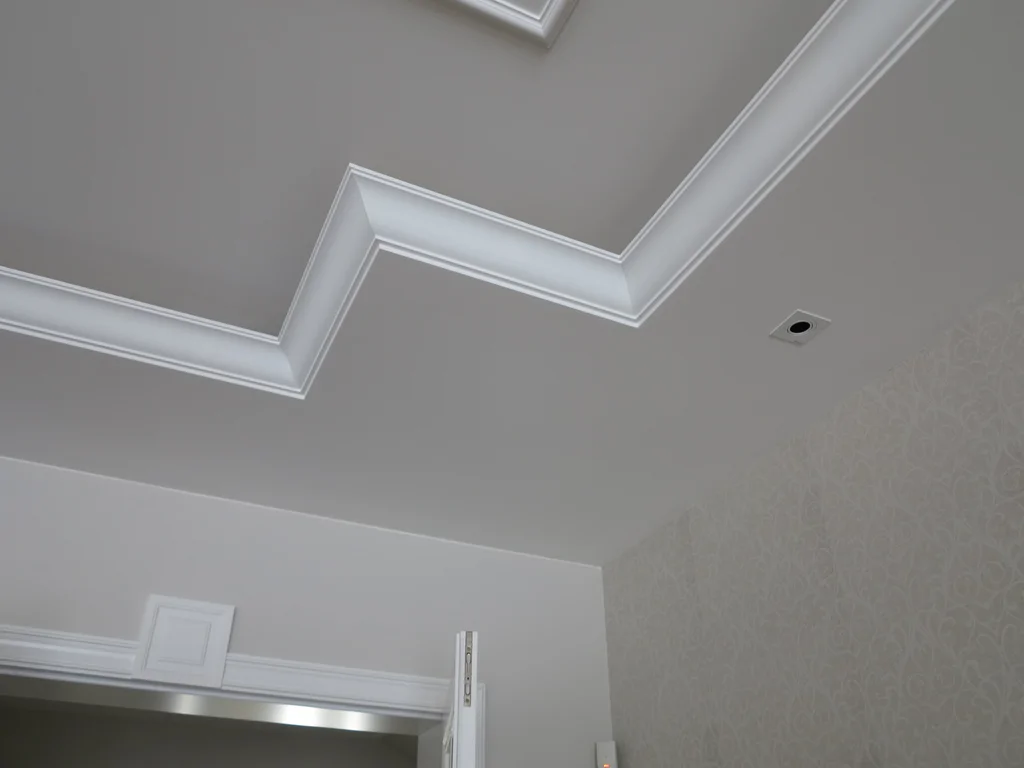 kuchnia i salon w stylu dworkowym, białe meble 