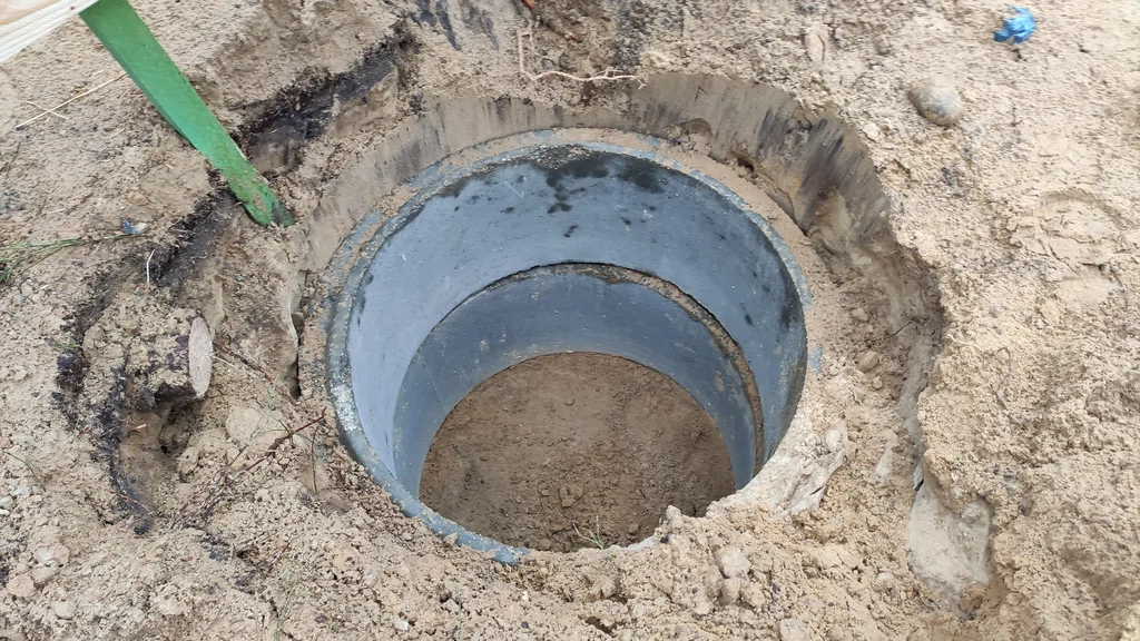 Studnia fundamentowa przygotowana pod posadowienie domu jednorodzinnego w Magdalence