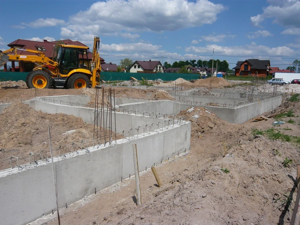 Budowa Przedszkola, wykopy fundamenty, ściany żelbetowe