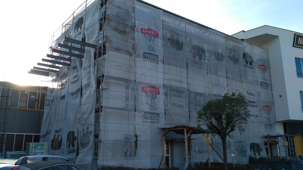 widok z zewnątrz na budynek, prace elewacyjne rusztowanie, zabezpieczenia 