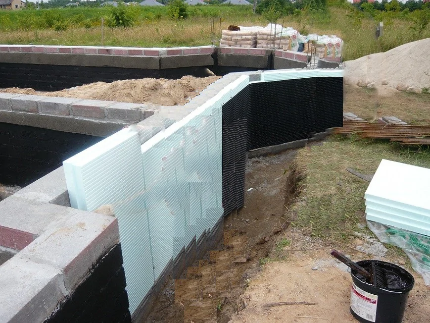 Budowa Domu jednorodzinnego, wykopy, ławy fundamentowe, ściany fundamentowe z bloczków, izolacje fundamentów