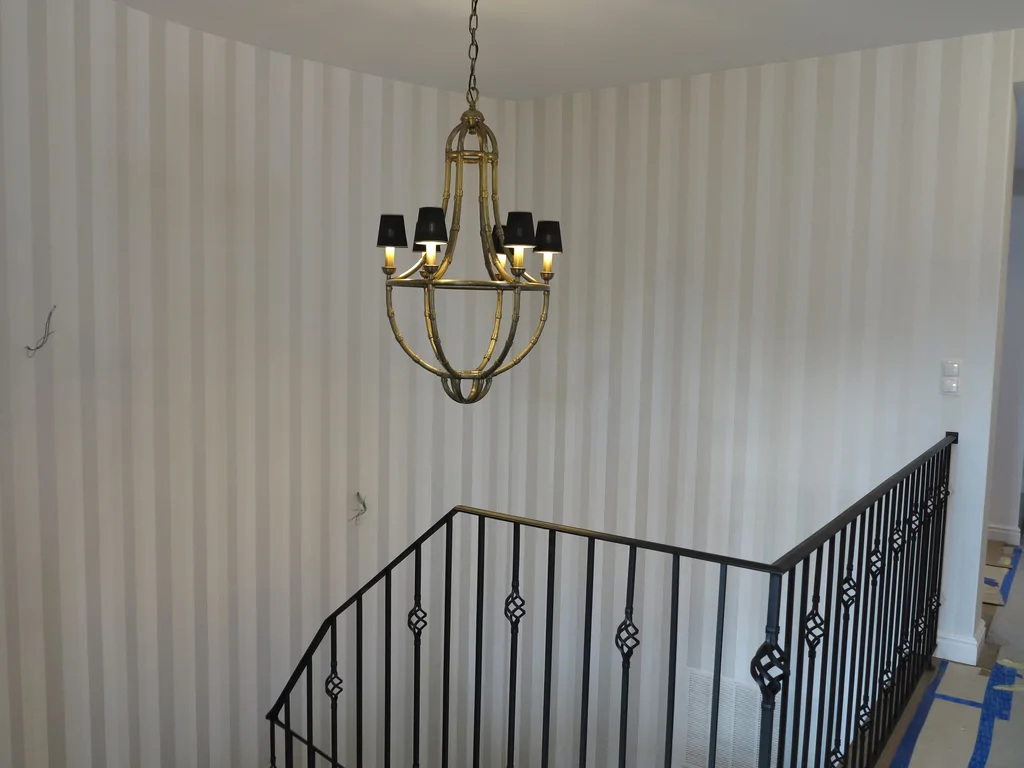 oświetlenie w łazience na suficie i nad lustrem