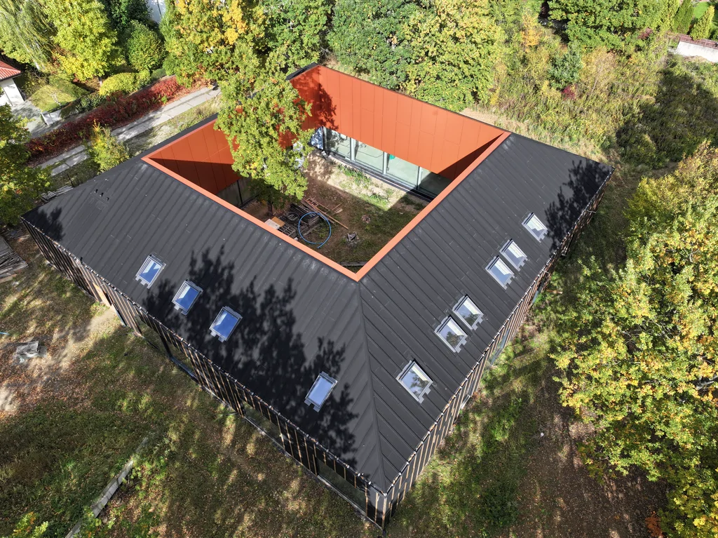 Fragment elewacji corten, prace przy pokryciu dachowym i elewacji 