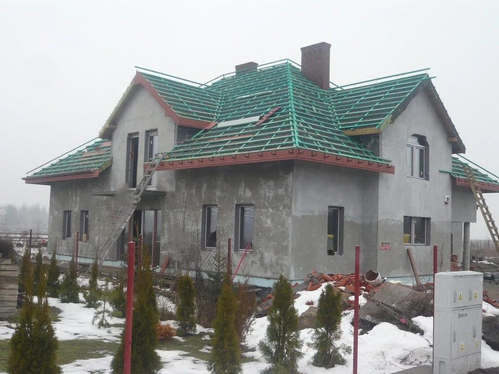 Budowa domu jednorodzinnego, stan deweloperski, pokrycie dachu