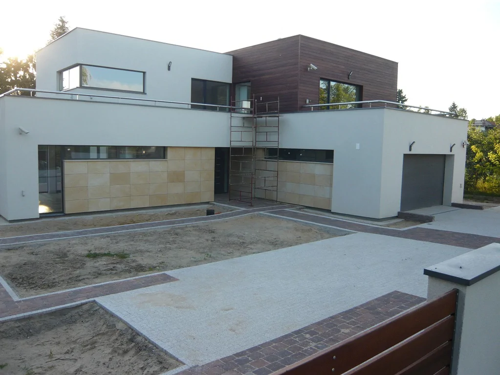 Budowa Domu jednorodzinnego, realizacja pod klucz, Elewacja BSO, kamień , Stolarka okienna, dach płaski, kostka