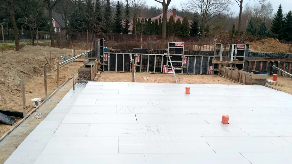 Izolacja XPS i przygotowanie płyty fundamentowej – prace przed betonowaniem elementów żelbetowych