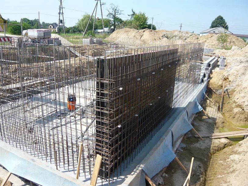 Budowa Domu jednorodzinnego, stan surowy, płyta fundamentowa piwnicy w technologii białej wanny, wylana płyta, szalunki ścian piwnicy