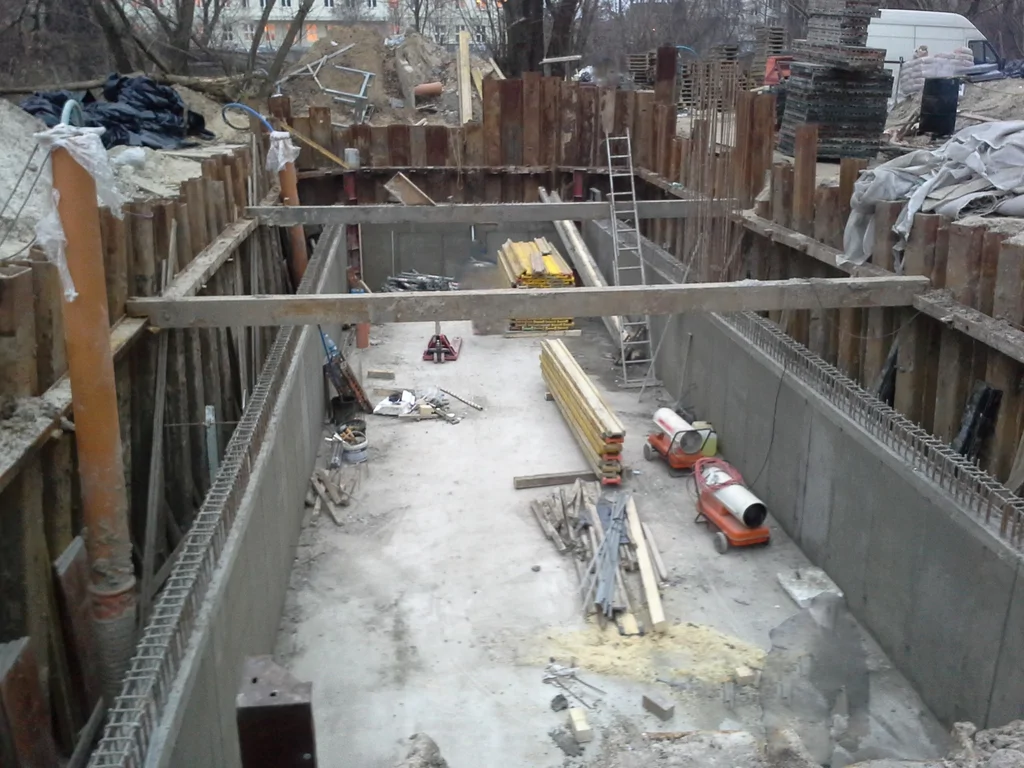 Zbiornik retencyjny wylana płyta zbiornika, wylewane ściany zbiornika