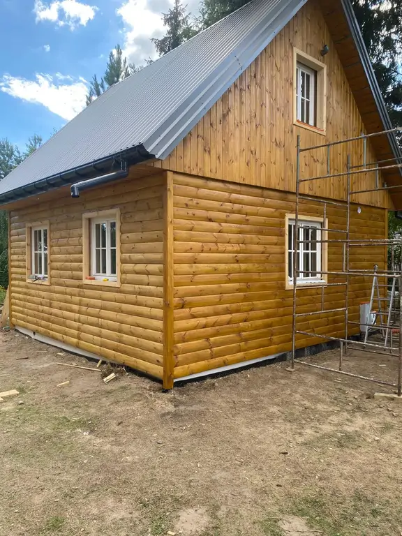 Domek drewniany po wykonaniu nowej elewacji – widok boczny budynku.