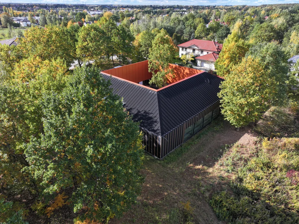 Budynek jednorodzinny z wewnętrznym dziedzińcem – widok lotniczy