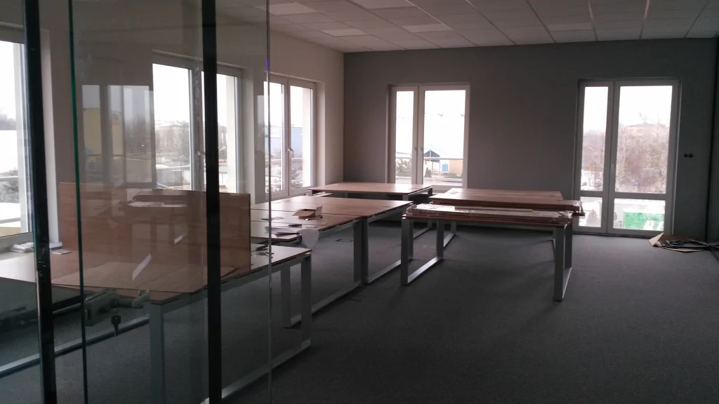 Wykończona nadbudowa biura, widok z wewnątrz, wykładzina sufit podwieszany 