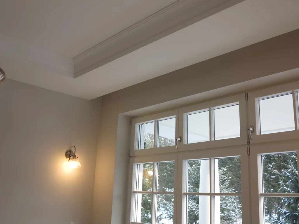 kuchnia z białymi płytkami, białe meble, w stylu dworkowym, oświetlenie