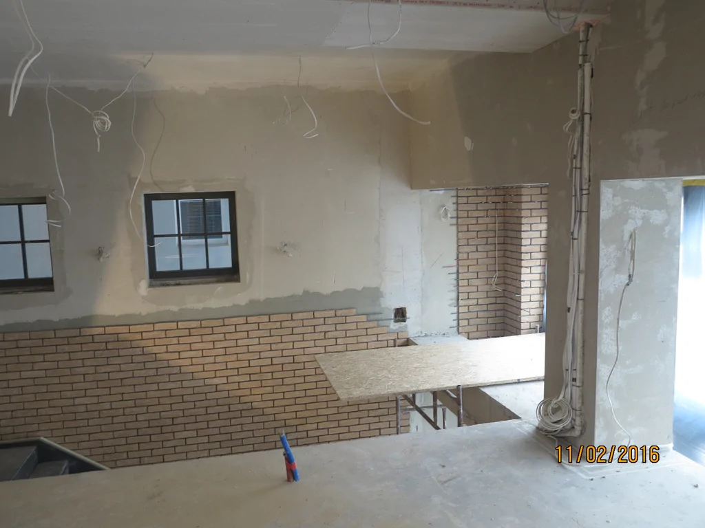 Remont budynku, Schody wewnętrzne, ściany murowane z cegły 