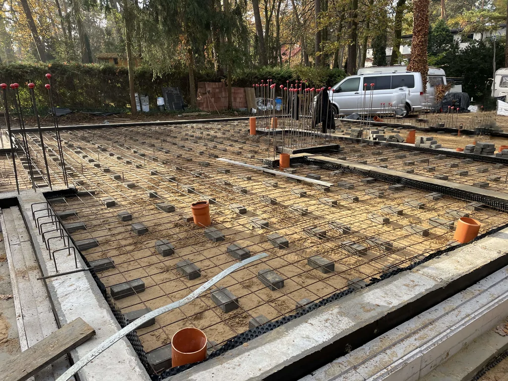 wykop i  wylane ławy fundamentowe w szalunkach 