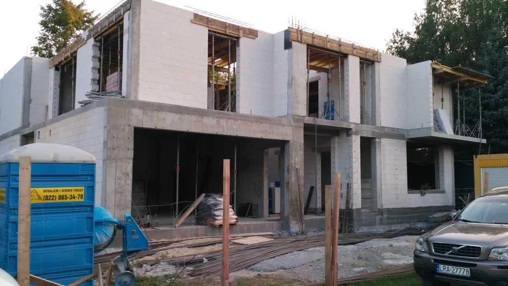 Stan surowy budowy domu, wykonana płyta parteru, ściany z pustaka ceramicznego i żelbety. 