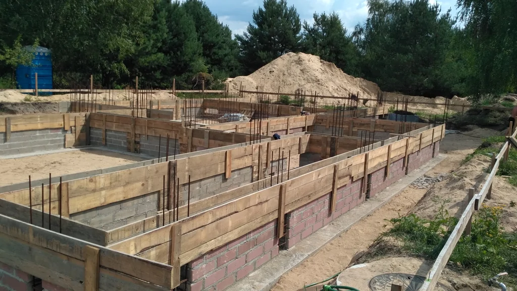 wylane ławy fundamentowe, murowanie ścian fundamentowych 