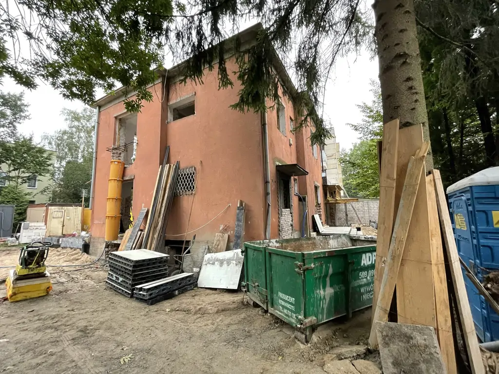 Budynek w trakcie zaawansowanych prac remontowych – rozbiórki, przebudowa otworów i przygotowanie konstrukcji.