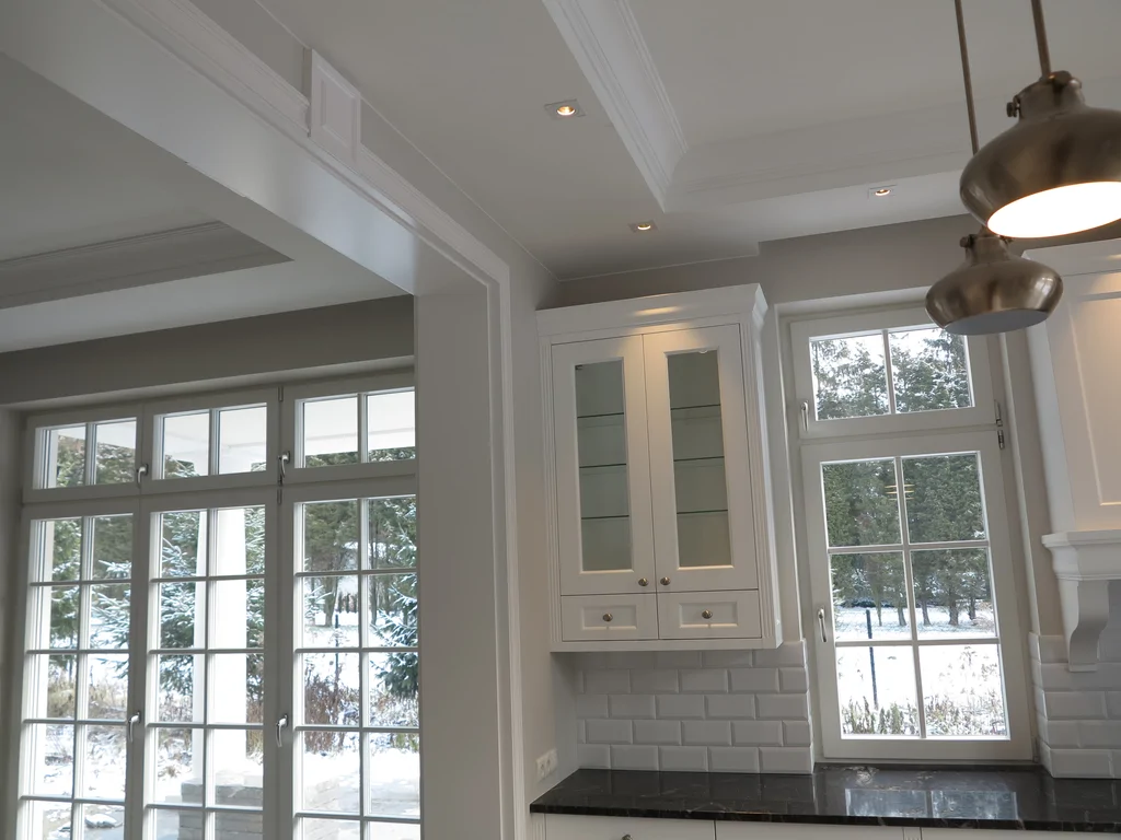 jasna łazienka, widok na duże lustro umywalkę i prysznic 