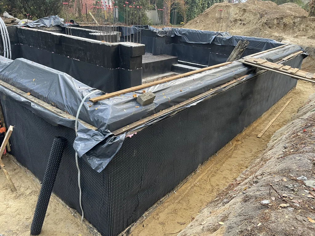 wylane ławy, prace przy murowaniu bloczków fundamentowych 