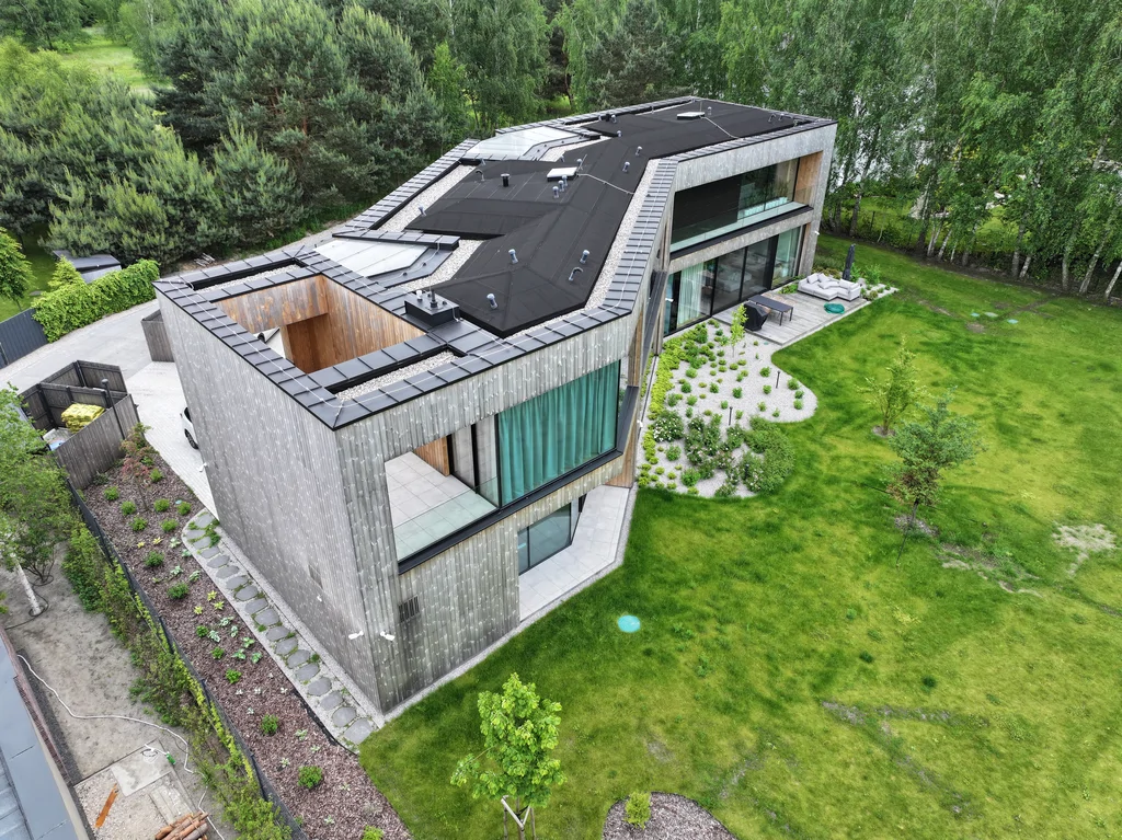 Dom Prawdziwka – widok z drona na dach i dziedziniec wewnętrzny, ogród oraz taras w tle.