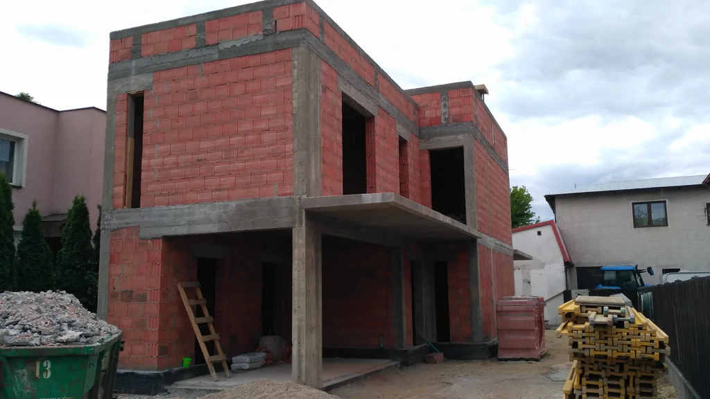 Dom jednorodzinny w stanie surowym, Ściany wykonane z porothermu elementy żelbetowe