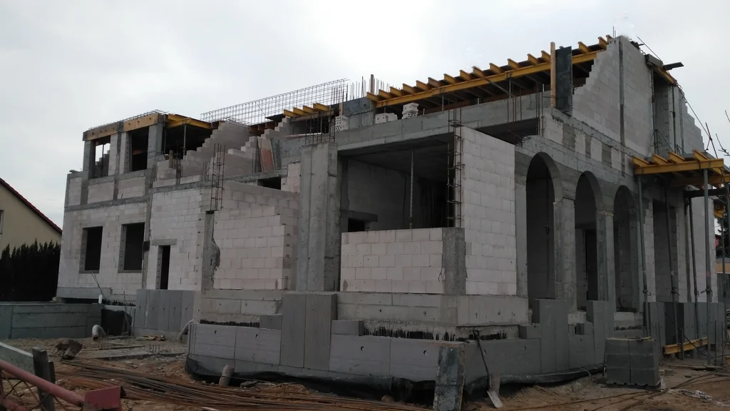 Budynek w stanie surowym, ściany  z silikatów elementy konstrukcyjne 