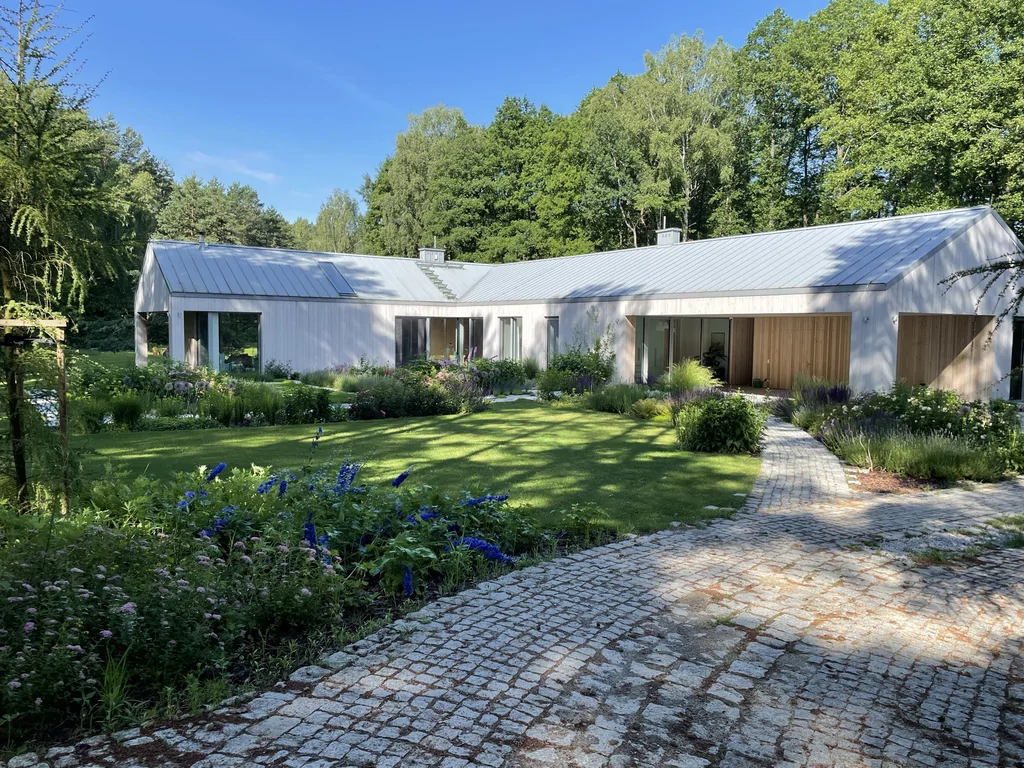 Elewacja frontowa z dojazdem – podcień wejściowy, nawierzchnia z kostki kamiennej, dach na rąbek