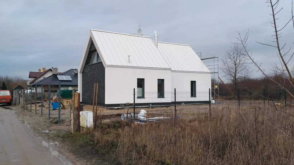 Dom s tanie deweloperskim, pokrycie dachowe z blachy 