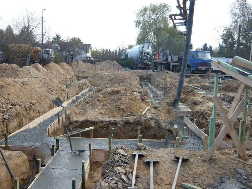 Budowa domu jednorodzinnego, wykop, fundamenty na ławach, wylewane ławy