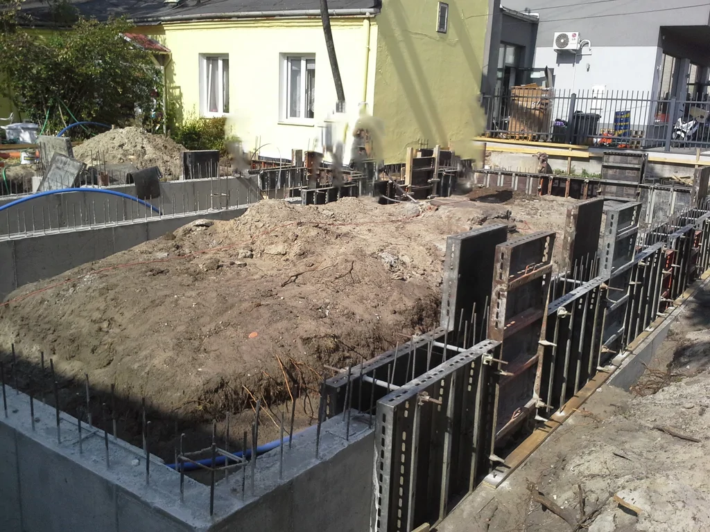 Wylewanie ściany fundamentowej żelbetowej, szalunki, wykopy