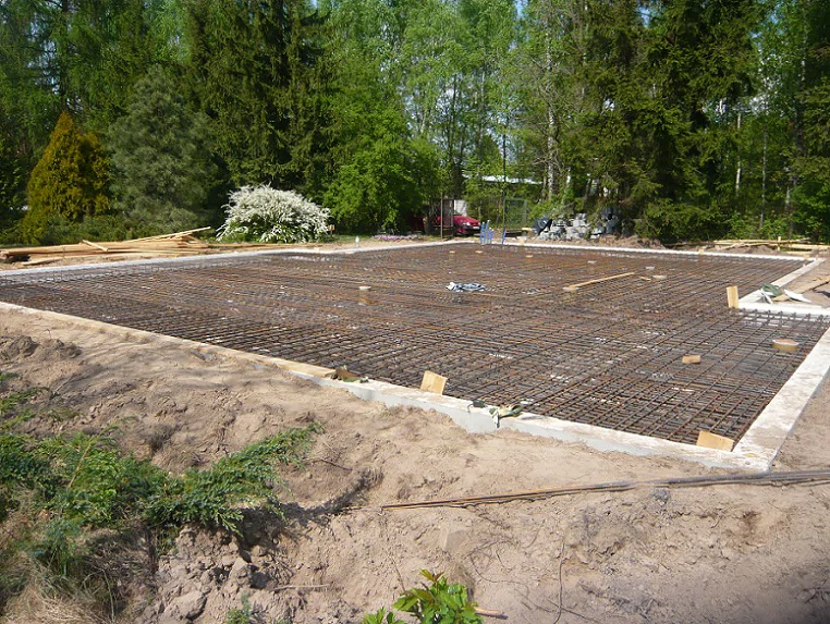 Zbrojenie płyty fundamentowej siatką – przygotowanie przed betonowaniem
