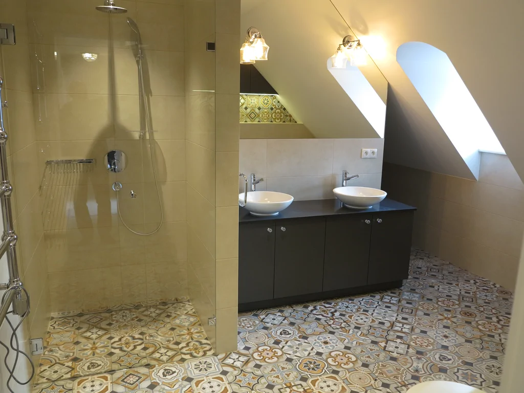 zdobione sufity podwieszane, oświetlenie, framugi drzwi