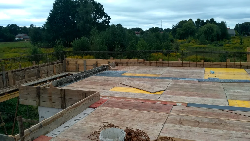 szalunek stropu nad parterem, zbrojenie belki