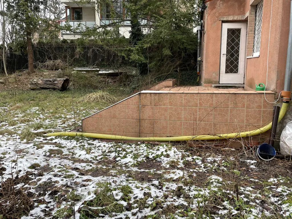 Budynek przed kompleksowym remontem – boczne wejście z tarasem i schodami zewnętrznymi.