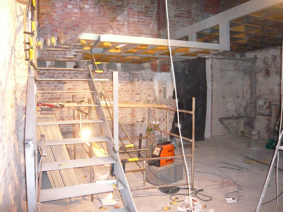 Konstrukcja stalowej antresoli widziana z góry, belki i poprzeczki przygotowane pod zabudowę podłogi