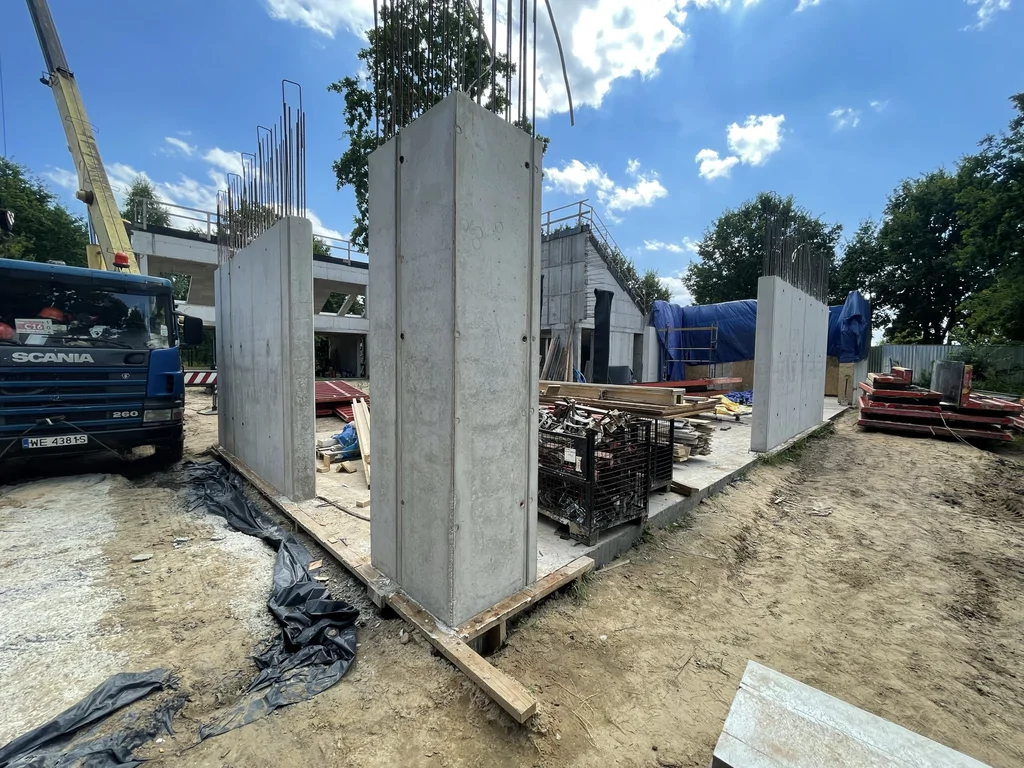 Ustawione ściany i słupy z betonu architektonicznego na płycie – przygotowanie konstrukcji żelbetowej