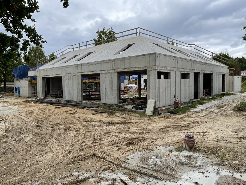 Bryła budynku: ściany z betonu architektonicznego oraz wykonany żelbetowy strop/dach po skosie z otworami