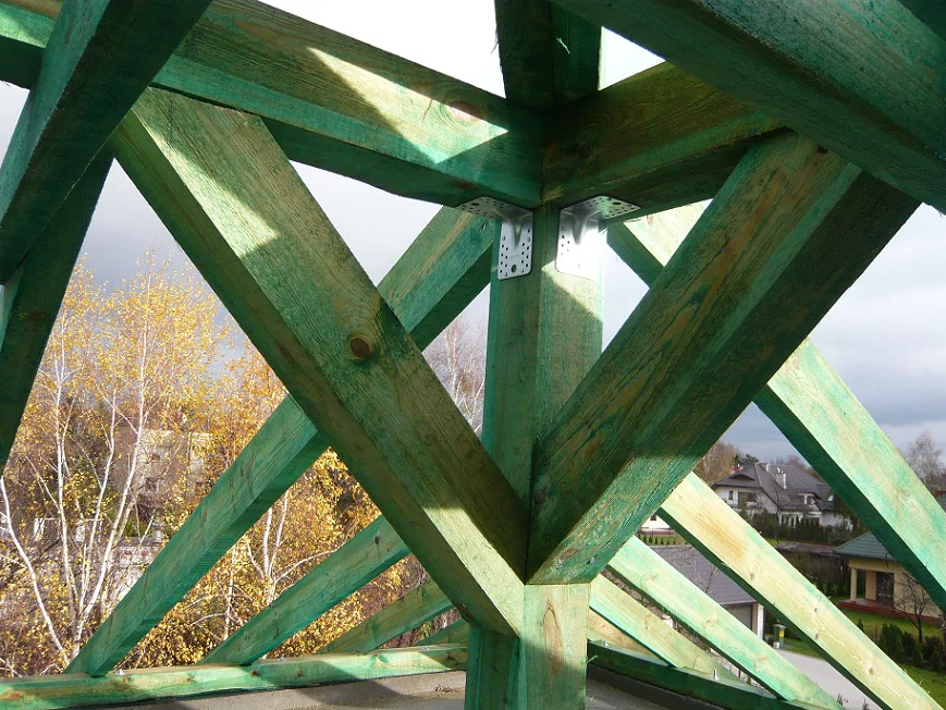 więźba dachowa: impregnowane elementy drewniane i łączniki ciesielskie, zbliżenie